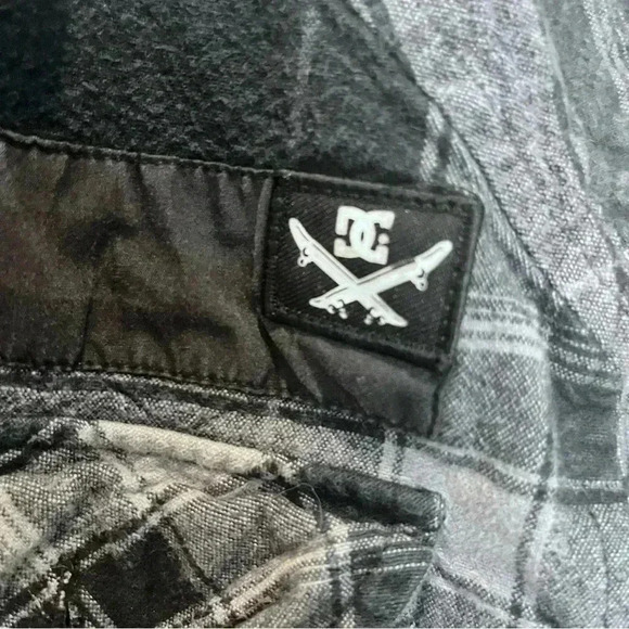 DC men’s black and grey collared button down plaid flannel, size L - Picture 8 of 8